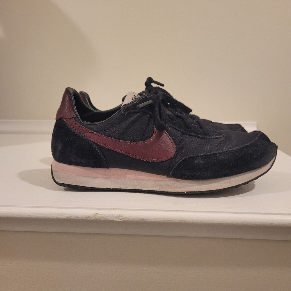 Nike Waffle Trainers Size 3Y Black and dark red